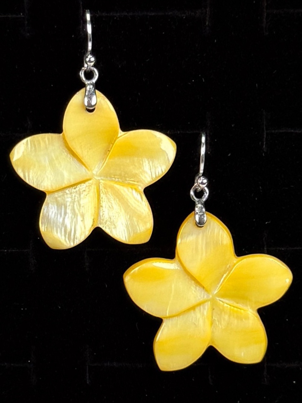 Beautiful vintage yellow flower shell pierced earrings